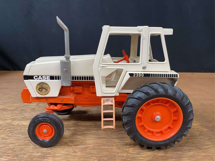 1/16-case-2390-collector-ertl-image-2