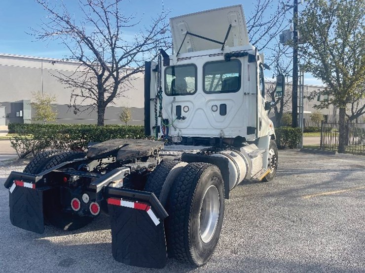 2017-freightliner-cascadia-113-image-2