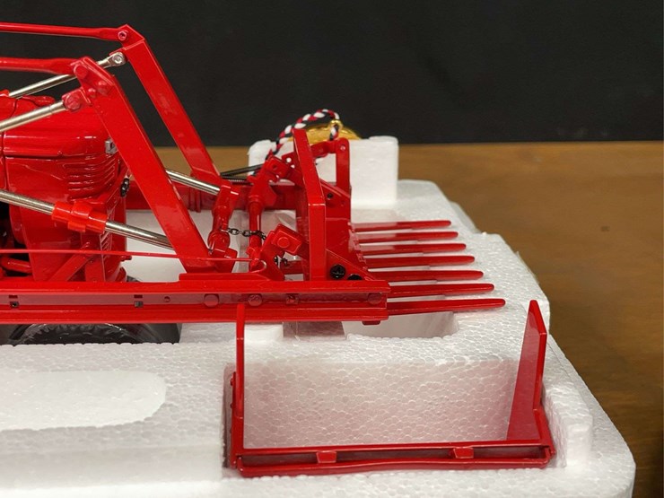 1/16-farmall-md-w/loader-precision-nib-ertl-image-16