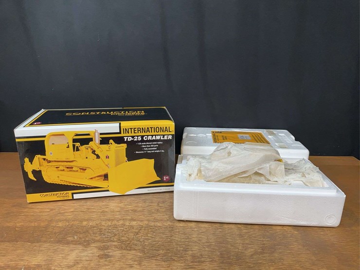 1/25-ih-td-25-crawler-nib-1st-gear-image-1