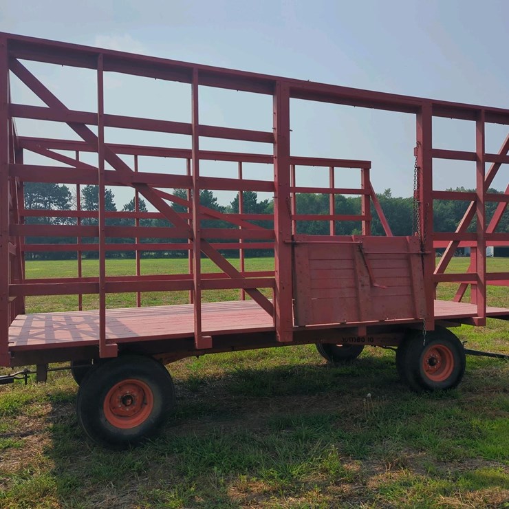 Wooden Bale Kicker Rack Wagon with Jumbo 10 Ton wagon
(Stored inside)