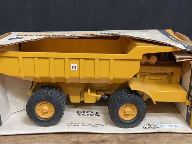 1/25-ih-payhauler-nib-ertl-image-2