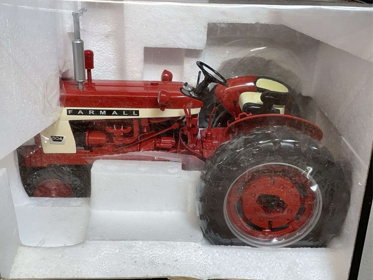 1/16-farmall-504-nib-sc-image-2