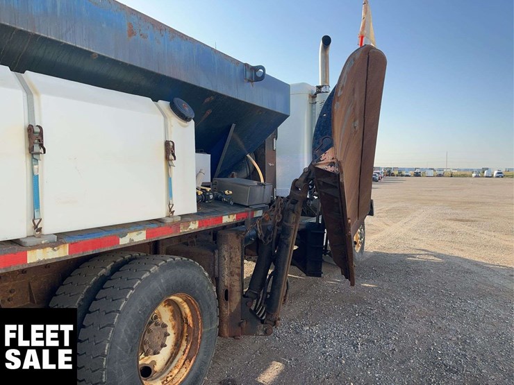 2005-freightliner-fld112-image-21