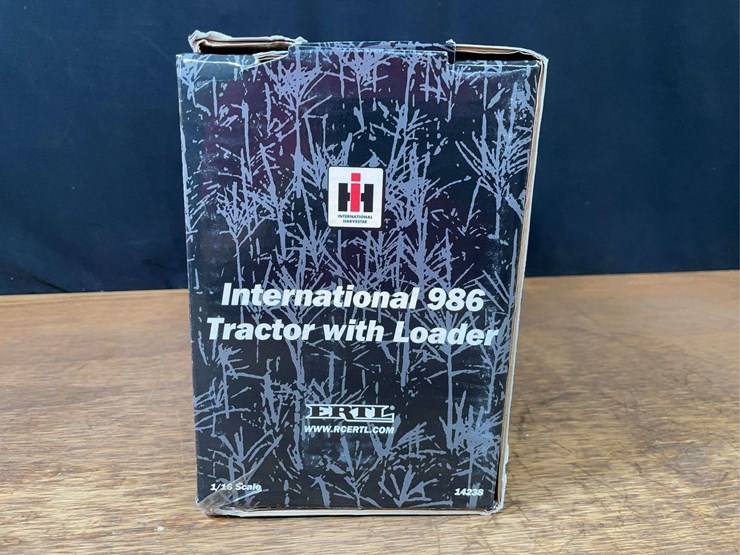 1/16-ih-986-w/loader-nib-ertl-image-3