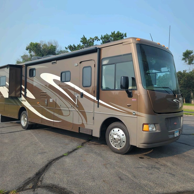 2012 Winnebago Vista Class A Motorhome, 2 Slide-outs, Ford V10 Engine