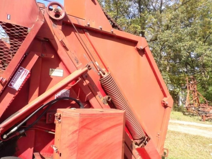 new-holland-852-image-8