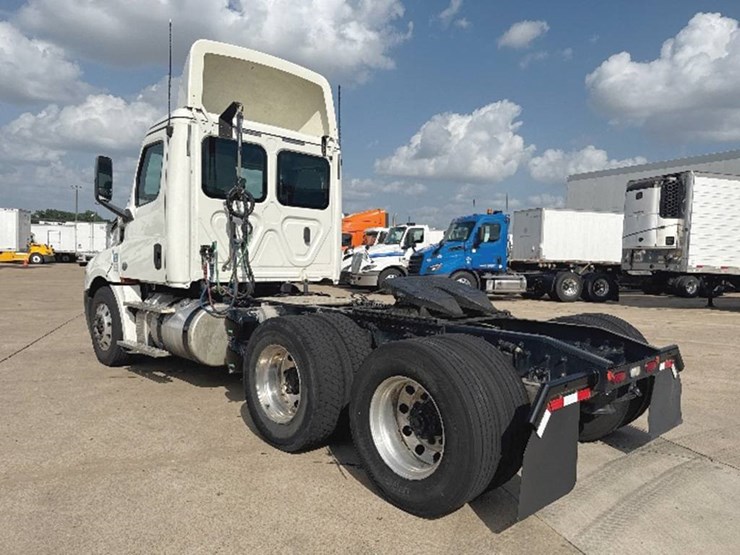 2019-freightliner-cascadia-126-image-2