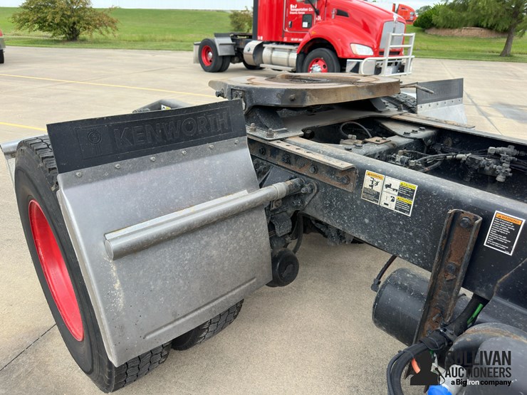 2016-kenworth-t440-image-17