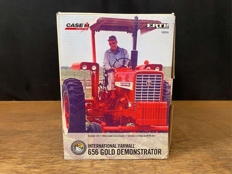 1/16-ih-656-gold-demonstrator-2011-nftm-nib-ertl-image-3