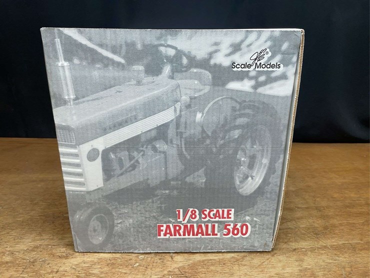 1/8-farmall-560-collector-nib-sm-image-6