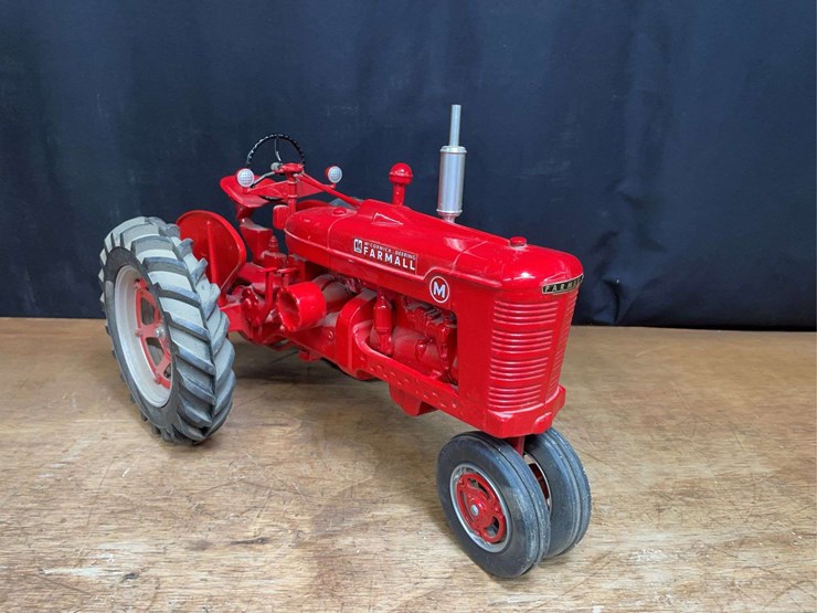 1/8-farmall-m-nib-sm-image-9