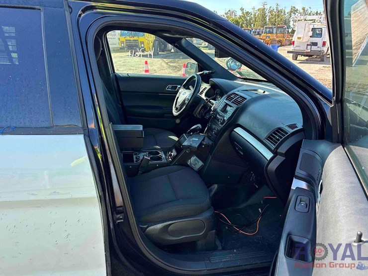 2017-ford-explorer-image-24