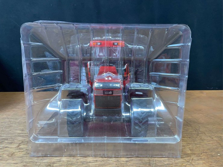 1/16-case-ih-magnum-7140-2012-ttt-nib-ertl-image-6