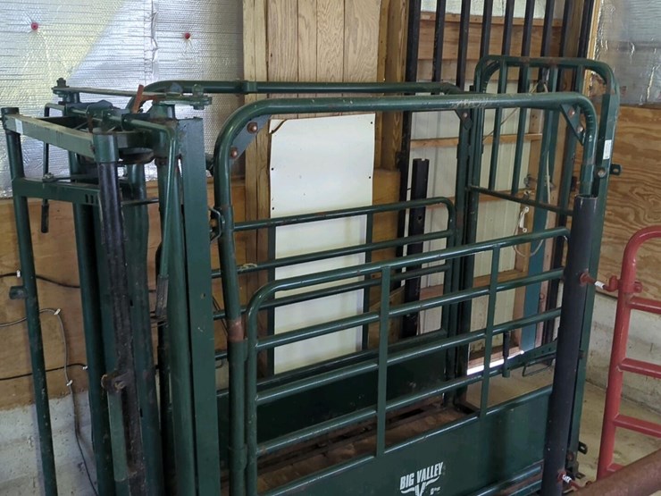 big-valley-livestock-squeeze-chute-&-scale,-model-60110-02,-metal,-nek-stender-headgate-image-7