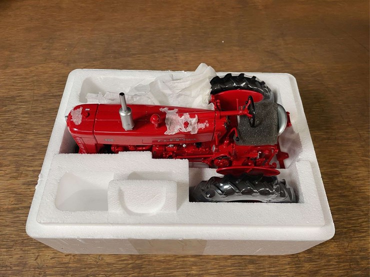 1/16-farmall-400-precision-nib-ertl-image-3