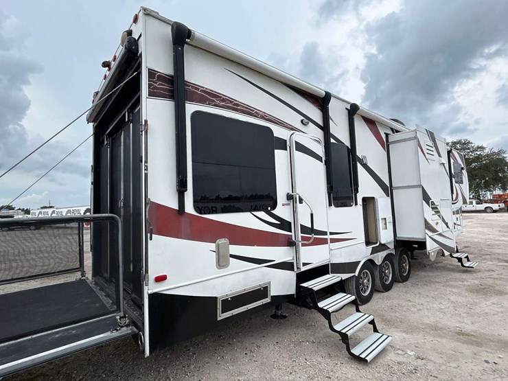 2012-dutchmen-voltage-v3950-42ft-5th-wheel-tri-axle-toy-hauler-travel-trailer-image-3