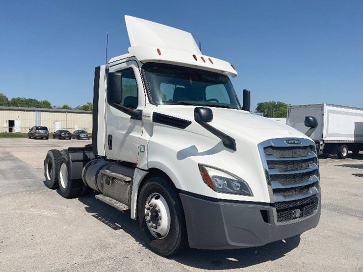 2018-freightliner-cascadia-126-image-1