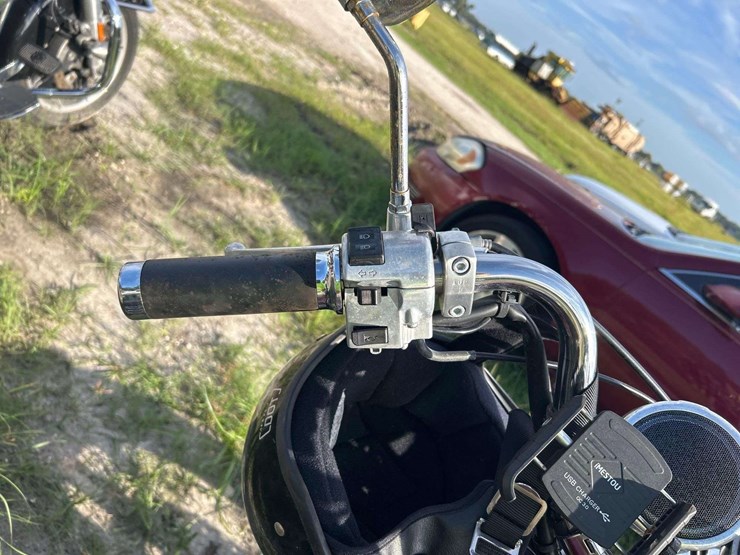 1999-honda-vt1100c-motorcycle-image-12
