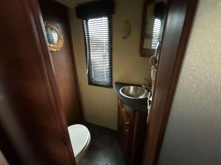2012-dutchmen-voltage-v3950-42ft-5th-wheel-tri-axle-toy-hauler-travel-trailer-image-17