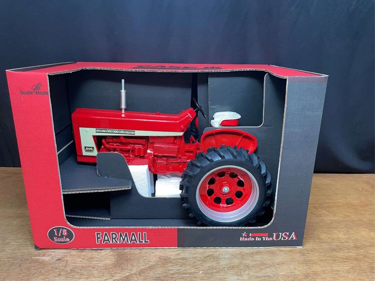 1/8-farmall-806-nib-sm-image-2