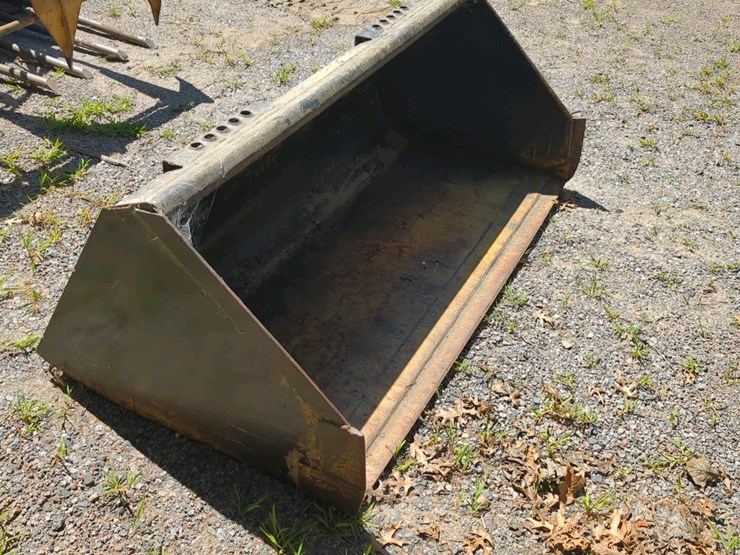5'-bucket-skid-steer-attachment-image-4