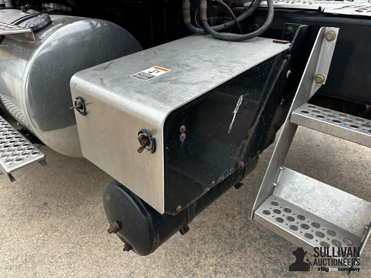 2016-kenworth-t440-image-14