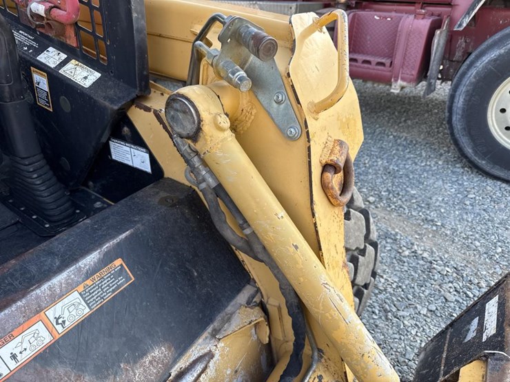 2008-deere-320-image-14