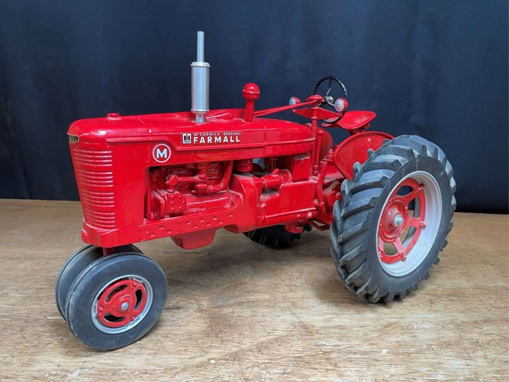 1/8-farmall-m-nib-sm-image-2