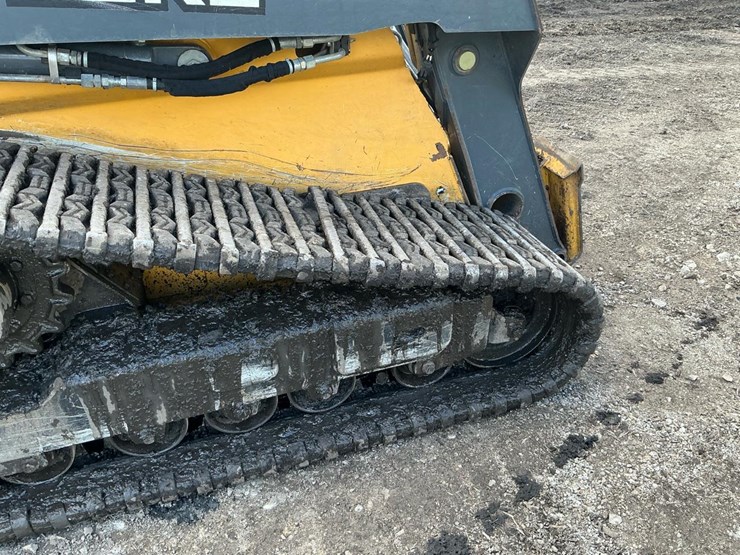 2014-deere-333e-image-36