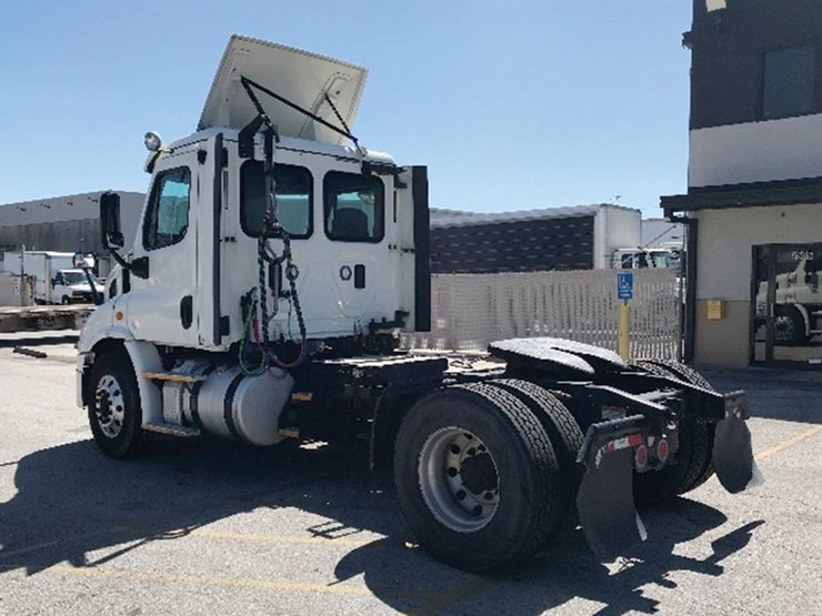 2017-freightliner-cascadia-113-image-2