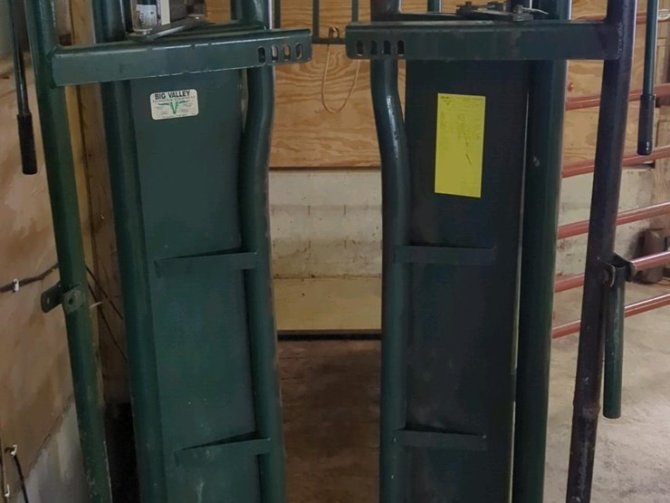 big-valley-livestock-squeeze-chute-&-scale,-model-60110-02,-metal,-nek-stender-headgate-image-2