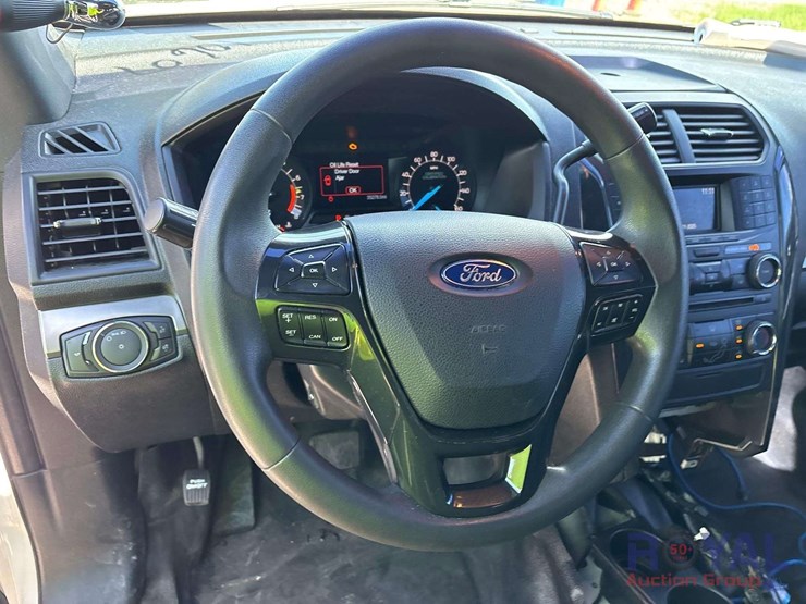 2018-ford-explorer-image-13