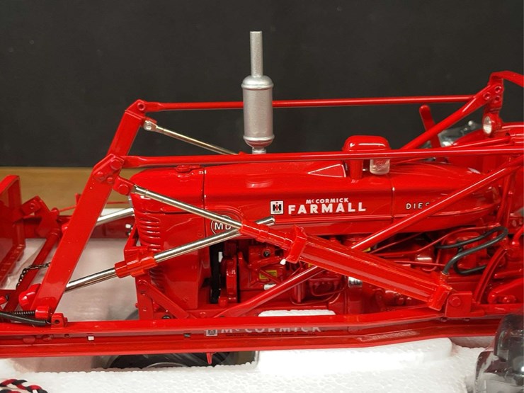 1/16-farmall-md-w/loader-precision-nib-ertl-image-10