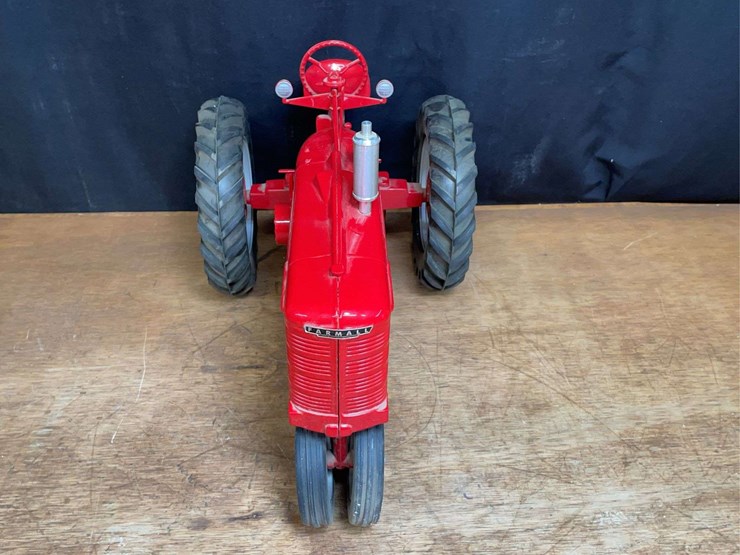 1/8-farmall-m-1995-fps-nib-sm-image-12
