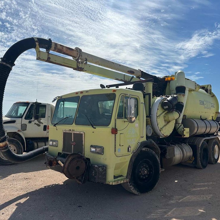 1990 PETERBILT 320
