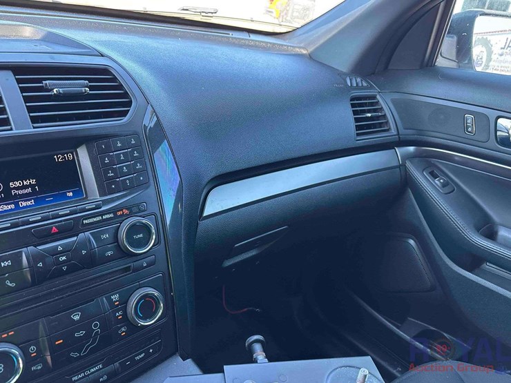 2017-ford-explorer-image-16
