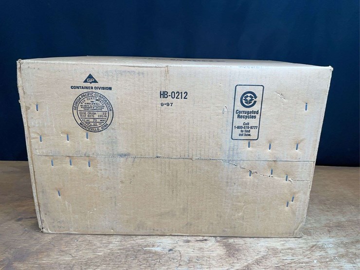1/8-farmall-806-nib-sm-image-14
