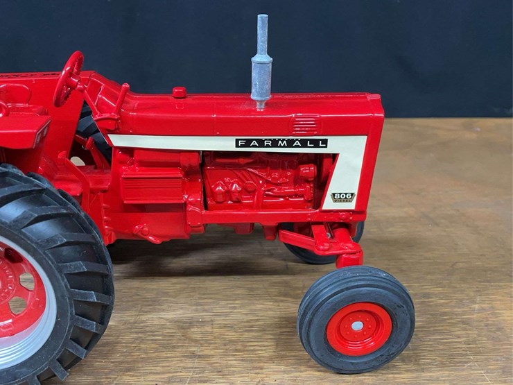 1/16-farmall-806-nib-sm-image-16