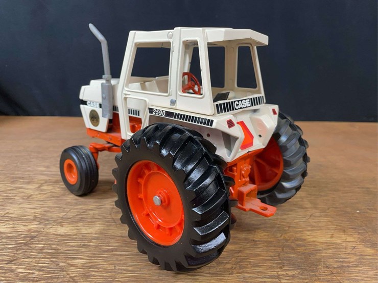 1/16-case-2590-collector-ertl-image-3