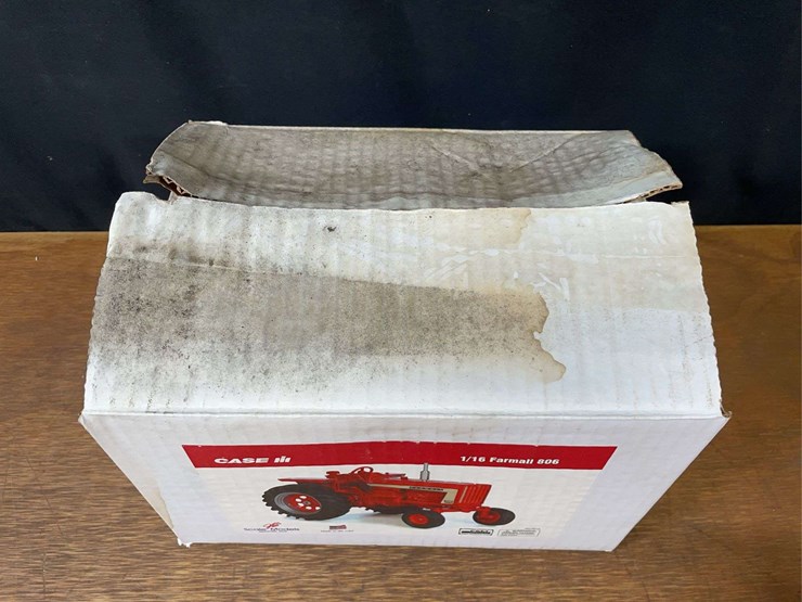 1/16-farmall-806-nib-sm-image-18