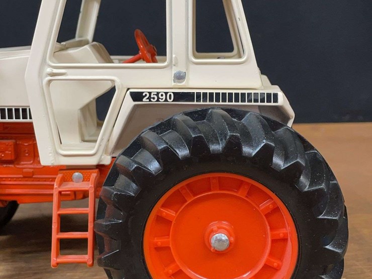 1/16-case-2590-collector-ertl-image-11