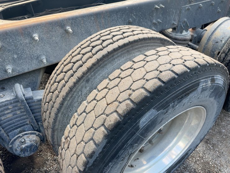2017-mack-granite-gu713-image-25