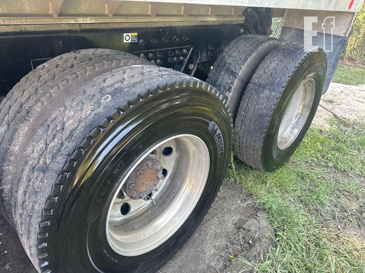 2017-peterbilt-567-image-13