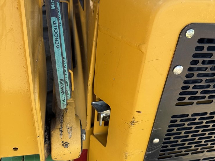 deere-320-image-12