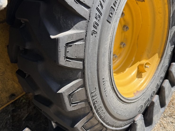 deere-320-image-10