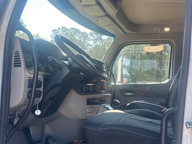 2019-peterbilt-567-image-30