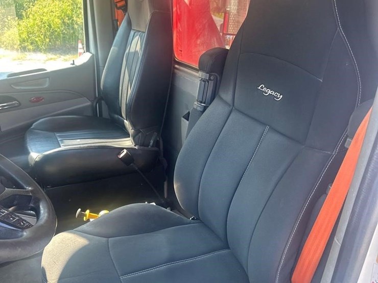 2019-peterbilt-567-image-44