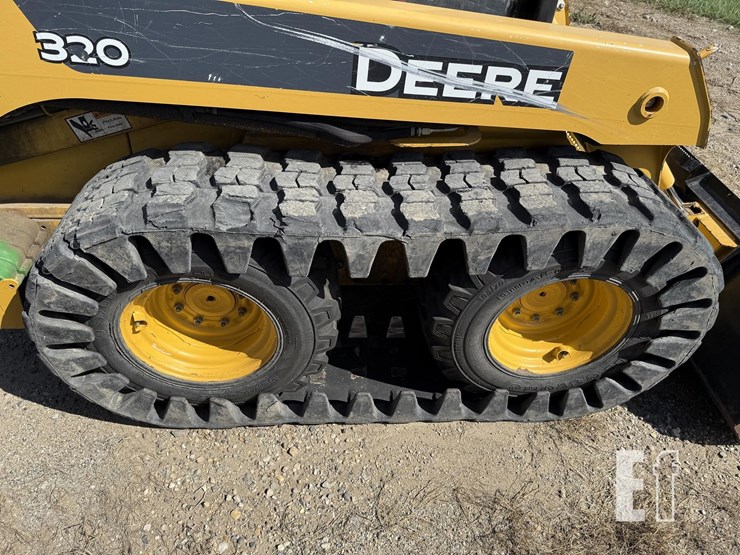 deere-320-image-8
