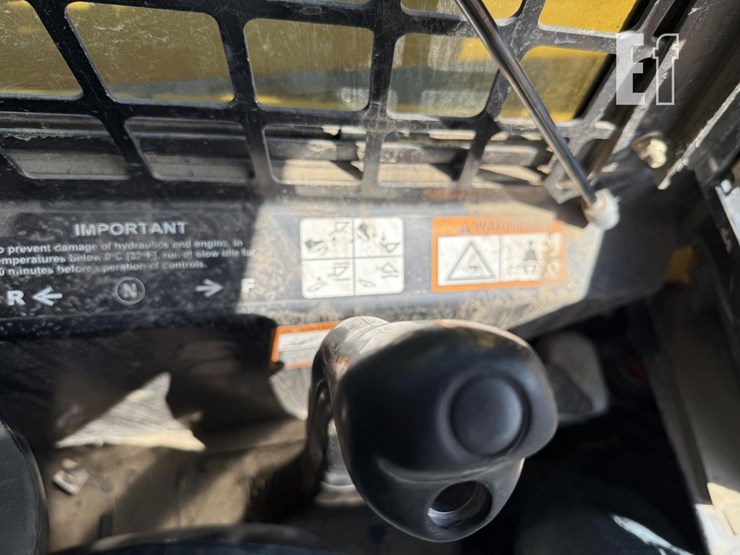 deere-320-image-23